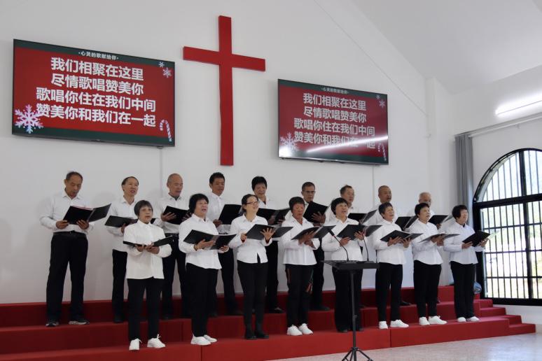 A local church choir performed a chorus at the Christmas praise gathering held at Shancheng Church in Zhangpu, Zhangzhou City, Fujian Province, on December 6, 2025.