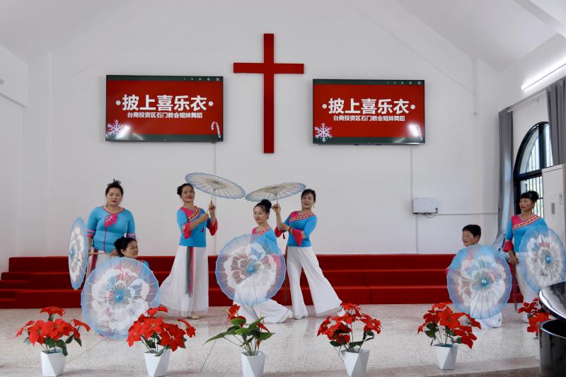 A group of Christian sisters performed a traditional umbrella dance during the Christmas praise gathering at Shancheng Church in Zhangpu, Zhangzhou City, Fujian Province, on December 6, 2025.