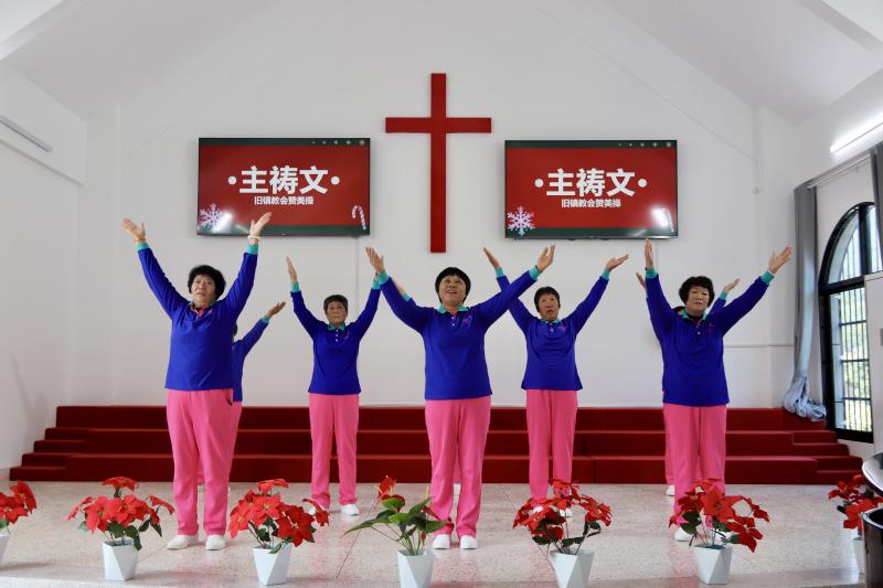 Local Christian women presented a choreographed worship exercise at the Christmas praise gathering held at Shancheng Church in Zhangpu, Zhangzhou City, Fujian Province, on December 6, 2025.