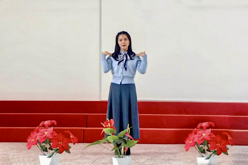 A Christian woman staged a sign-language dance at the Christmas praise gathering held at Shancheng Church in Zhangpu, Zhangzhou City, Fujian Province, on December 6, 2025.