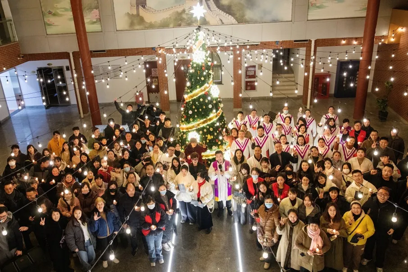 A commemorative photo was taken during the Christmas tree lighting ceremony at Changshu Church in Suzhou, Jiangsu Province, on December 5, 2025.