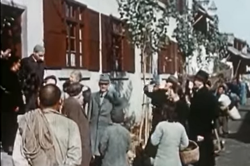 A screenshot in the “Color Old Ankang (1947),” showing Norwegian missionary Carl Mortensen and his wife in the market area of Ankang