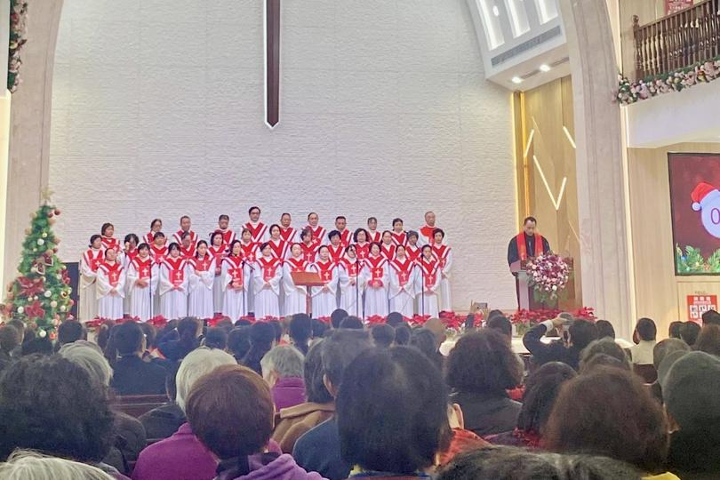 Christians attended the joint Christmas worship service that was held at Jiexin Church in Huinan Town, Pudong District, Shanghai, on December 20, 2025.