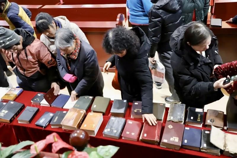 On December 12, 2025, Yaodu Church in Linfen, Shanxi, exhibited nearly 100 Bible versions during the commemoration of the 30th anniversary of the establishment of "Bible Day."