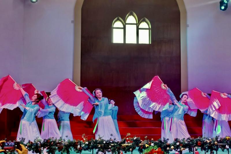 A festive fan dance was presented during a Christmas worship gathering at Shilipu Church in Baoji City, Shaanxi Province, on December 21, 2025.