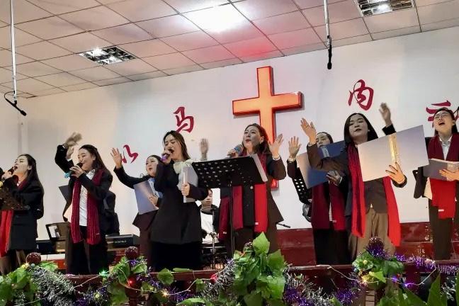 Christians performed Christmas hymns at a Christmas Eve gathering in Wen County, Longnan City, Gansu Province, on the evening of December 24, 2025.