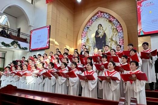 A choir performed during the Christmas Eve celebration hosted by Shaanxi Bible School on the evening of December 24, 2025.