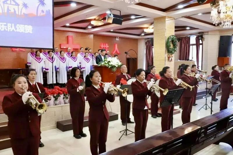 A choir and instrumental ensemble performed together during the Christmas worship service at Chengqu Church in Jincheng City, Shanxi Province, on December 25, 2025.