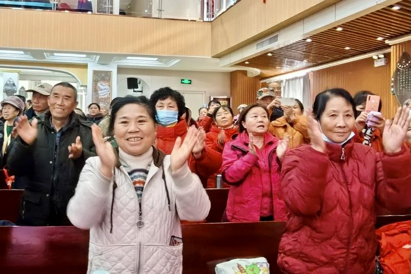 Congregants sang hymns of praise during the Christmas worship service at Shuguang Church in Baoji City, Shaanxi Province, from December 24 to 25, 2025.