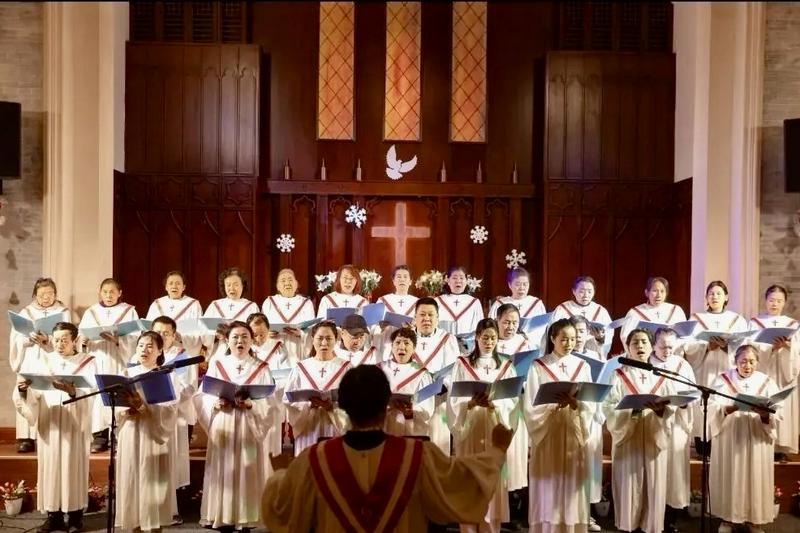 A church choir presented hymns during the Christmas worship service held at Jinyuan Church in Taiyuan City, Shanxi Province, from December 24 to 25, 2025.