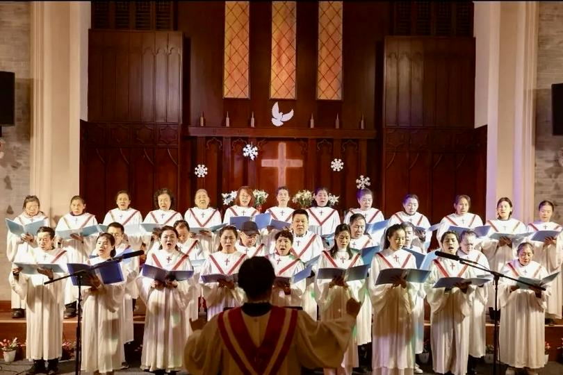 A church choir presented hymns during the Christmas worship service held at Jinyuan Church in Taiyuan City, Shanxi Province, from December 24 to 25, 2025.