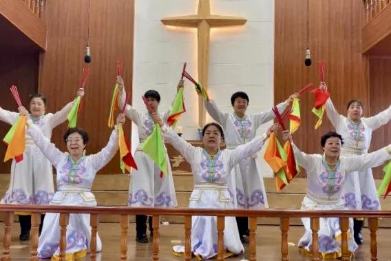 Worshippers took part in dance presentations during Christmas Eve and Christmas celebrations held at a church in Hohhot, Inner Mongolia Autonomous Region, from December 24 to 25, 2025.