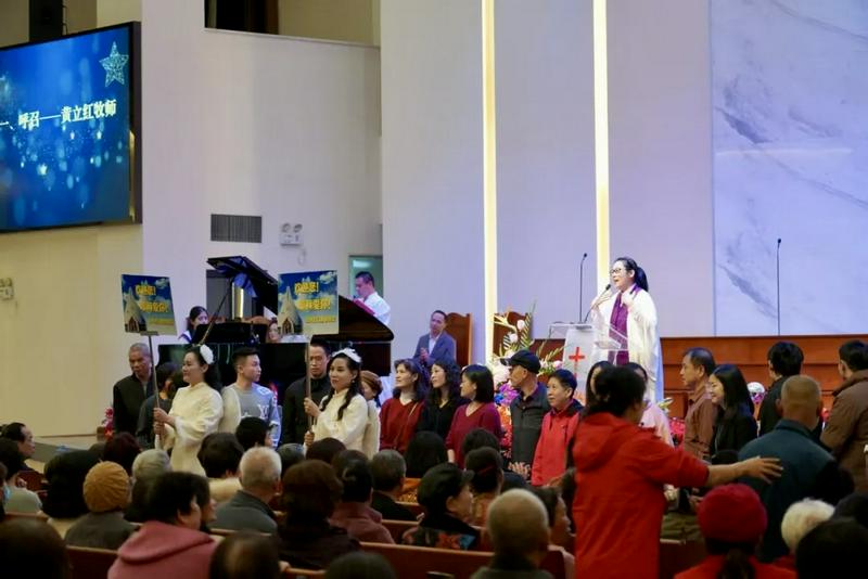 Believers responded during a Christmas Eve praise gathering at Beimen Church in Zhangzhou City, Fujian Province, on December 24, 2025.