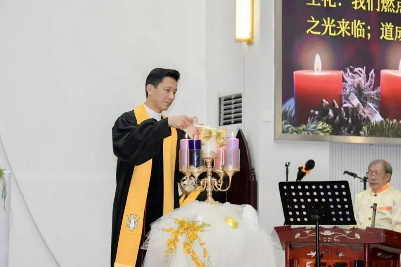 A pastor lit the Advent candle during the Christmas Eve worship service at Guangdong Union Theological Seminary in Guangzhou City, Guangdong Province, on the evening of December 24, 2025.