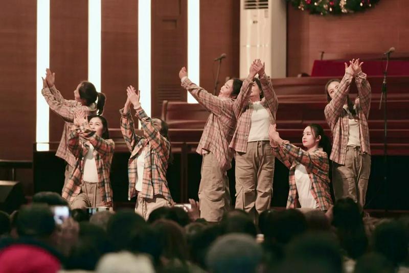 Believers presented a gesture dance performance for a Christmas thanksgiving service at Hudson Taylor Memorial Church (Xuande Church) in Zhenjiang City, Jiangsu Province, on the evening of December 24, 2025.