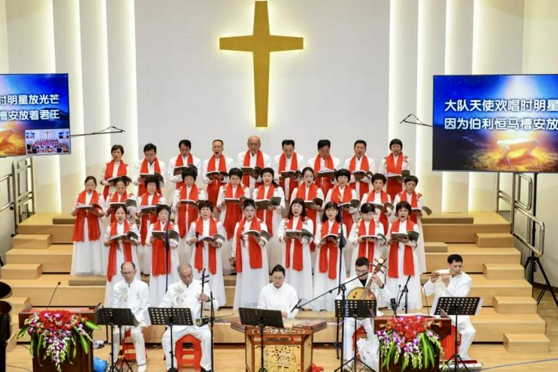 A church choir and a traditional instrumental ensemble presented a musical performance at a church in Guangdong Province during the Christmas season in December 2025.