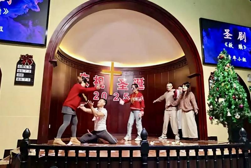 Young Christian performed a stage play at the Christmas celebration held at Daxilu Gospel Church in Zhenjiang City, Jiangsu Province, during the Christmas season of 2025.