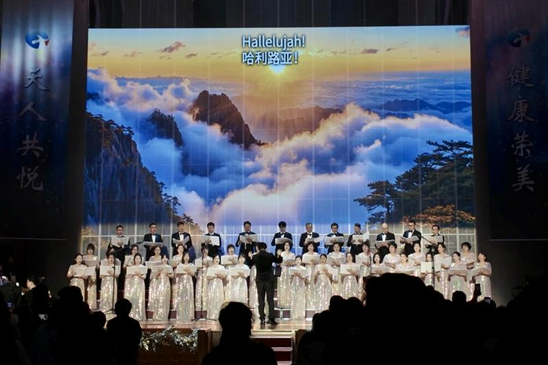 A church choir presented a performance during the Christmas Eve gathering at Ningbo International Church in Ningbo, Zhejiang Province, on the evening of December 24, 2025.