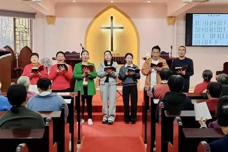 Believers presented a performance during the New Year thanksgiving prayer meeting at Beijiao Church in Foshan, Guangdong, on January 1, 2026.