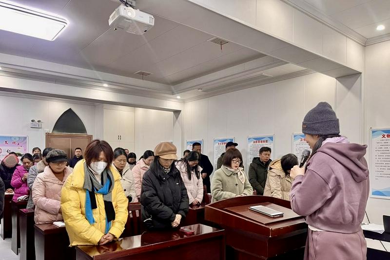 Christians prayed during the cross-year prayer meeting at Suizhou Church in Suizhou, Hubei, on December 31, 2025.
