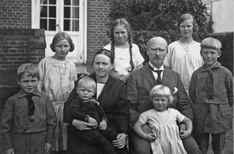 The Larsen family reunited in 1924 before the last child, Ingrid, was born in 1928.