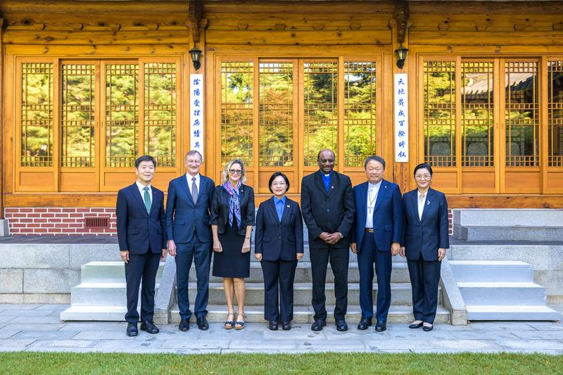 A group photo of World Council of Churches (WCC) general secretary Rev. Prof. Dr. Jerry Pillay meeting with Prime Minister Han Seongsook of the Republic of Korea on 11 September in Seoul, Korea.