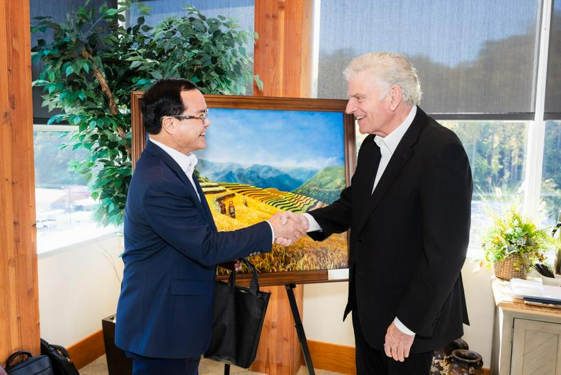 Vietnam’s Minister of Ethnic and Religious Affairs, Nguyễn Đình Khang, met with Franklin Graham, president and CEO of the Billy Graham Evangelistic Association (BGEA) and Samaritan's Purse.