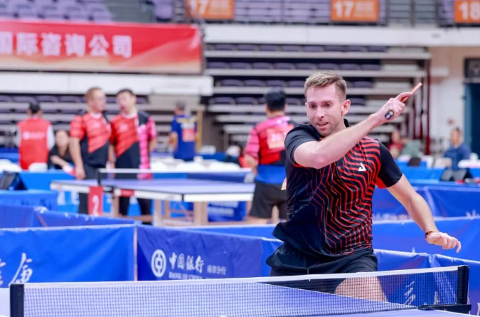 Brandon Vernon Lee Gardner, from the American Ping Pong Friends team, returned for the third year to attend the Seventh Amity Cup International Table Tennis Philanthropic Tournament, which was held at the Nanjing Olympic Sports Center Gymnasium, Jiangsu Province, on October 24-25, 2026.