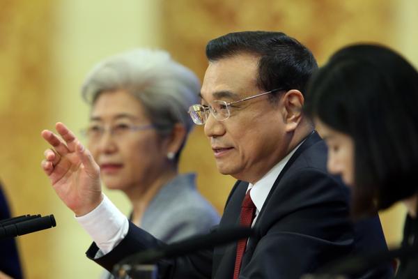 Premier Li meets the press