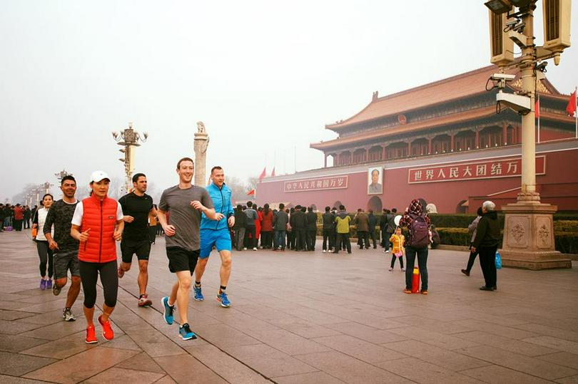 Facebook CEO Mark Zuckerberg decided to go through bravely the Beijing air pollution on Friday during a run through Tiananmen Square in China.