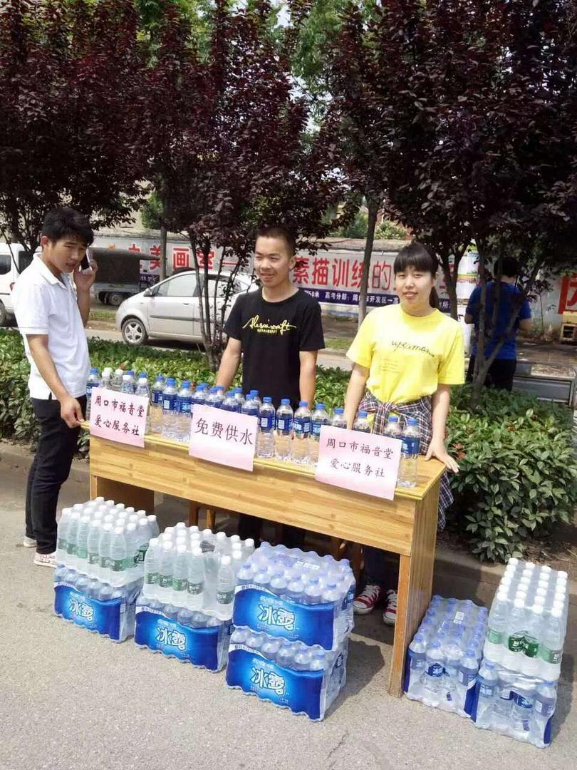 The volunteers from Zhoukou Gospel Church offer free bottled mineral water
