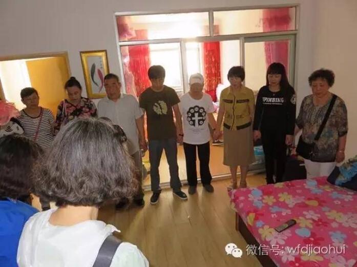 The volunteers pray with the faimly 