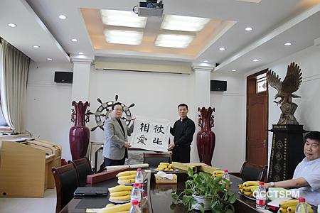  Rev. Zheng Bidao exchanges gifts with Henan CC&TSPM