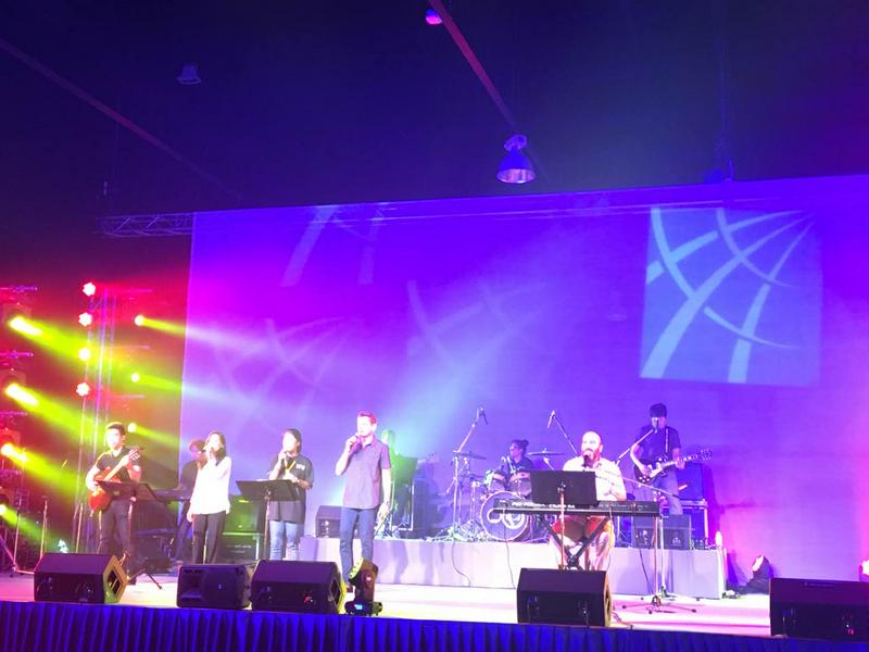 Worship and praise before the plenary session