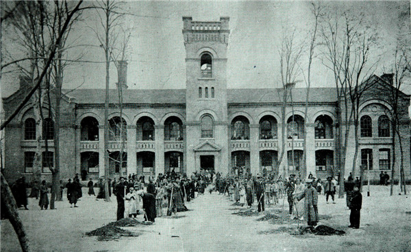 A file photo shows Weihsien Concentration Camp, the largest Japanese camp in China. It housed 2,008 people - 327 of them children - from more than 30 countries during World War II.(Credit: China Daily)