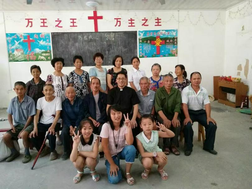 A total of 20 baptized seekers received baptism in Yifeng Church, Jiangxi, on August 28, 2016.