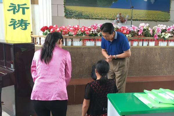 Pastor Praying for a seeker