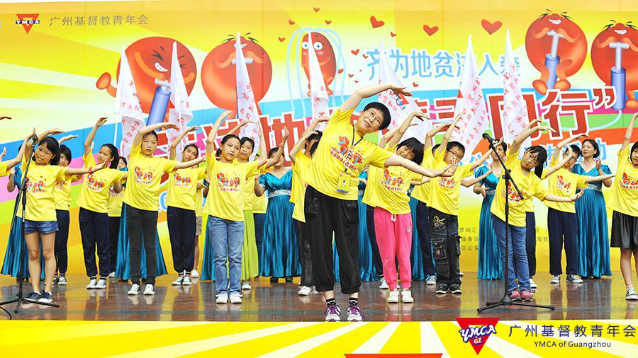 The volunteers dance for the project