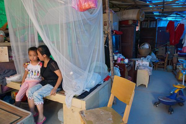 Nanjing YMCA visits unfortunate family and college students in need