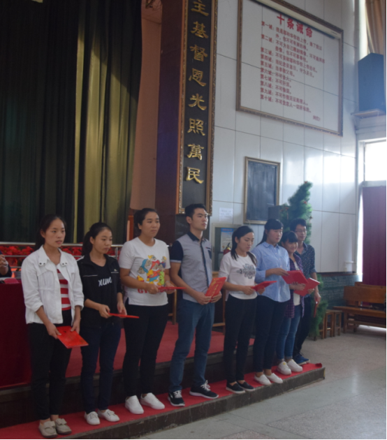 Outstanding students and class cadres receive commendation in the opening ceremony