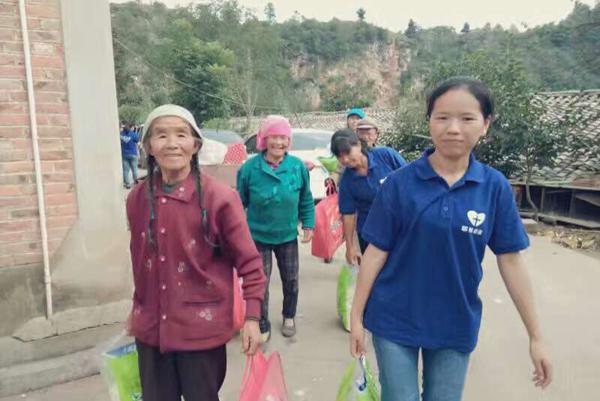 Christians from HongHe Church of YunNan Province Visit Leper Suvivors