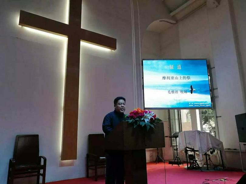 Rev. Mao Yajun delivered the sermon "Sacrifice on Mount Moriah" in Gangweilu Church, Tianjin, on October 2, 2016.