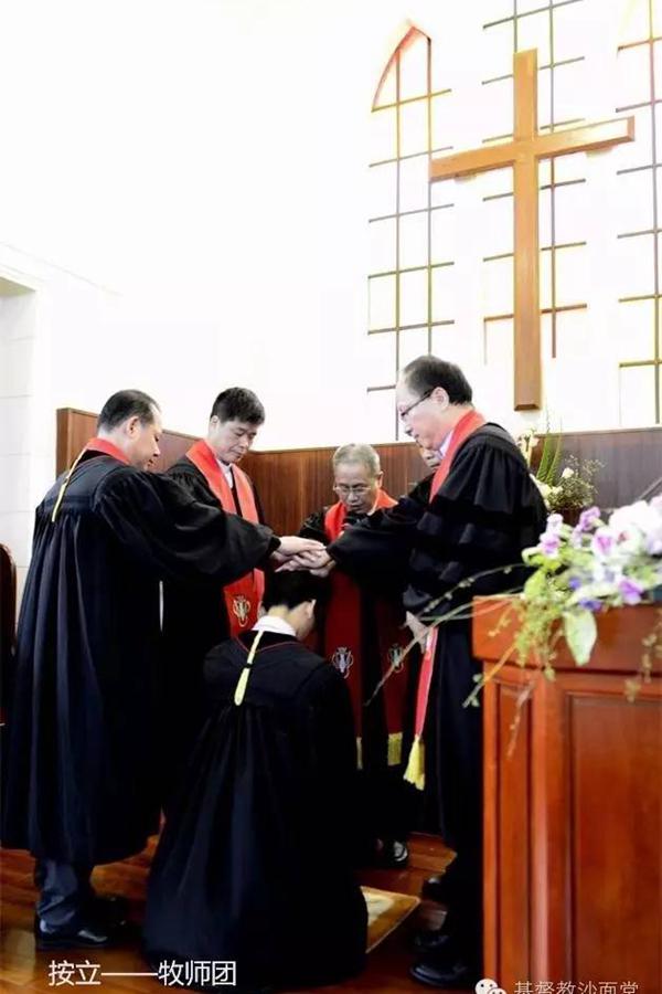 A pastor was ordained in a special service held by Guangzhou Shamian Church in Guangzhou, Guangdong, on the morning of October 23, 2016.