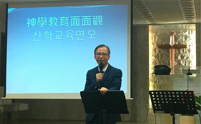 He Chao-xiong gives the lecture in the revival conference