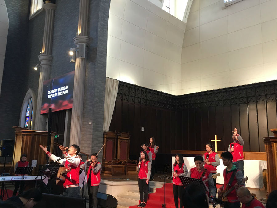 The worship team of Suzhou Dushuhu Church leads the praise, attracting a lot of young people