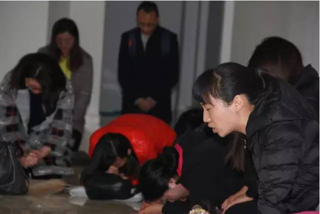 Preacher Duan Lijun leads the prayer