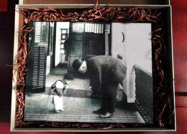 The "Bowing Photo" as a gift to Obama