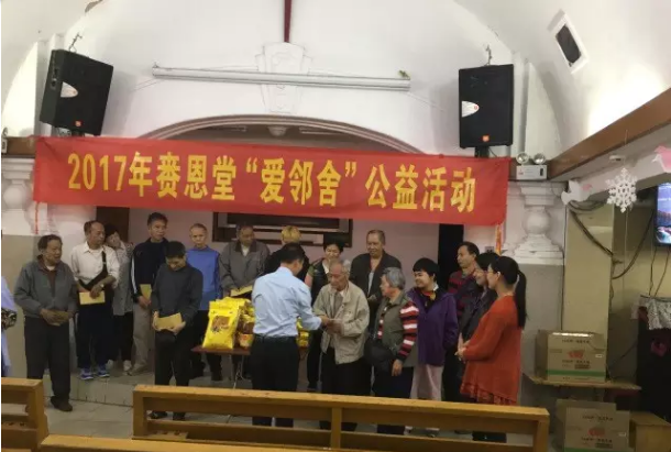 Co-worker of Lai-en Church distributes food and money to the aided families