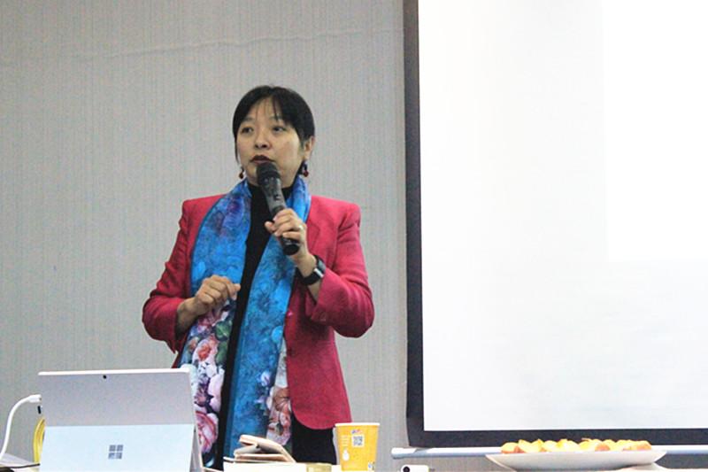 Yiwen Caroline Chen Huang gives the lecture in Hangzhou