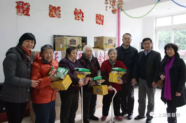 The staff of Shanghai Agape Foundation visits the seniors 